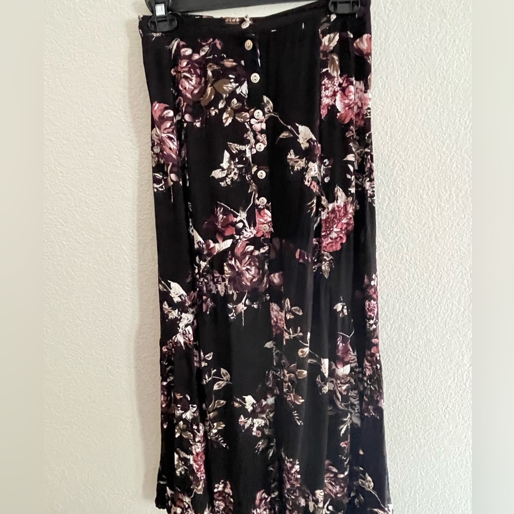 Full tilt black and flower print button up split skirt size small